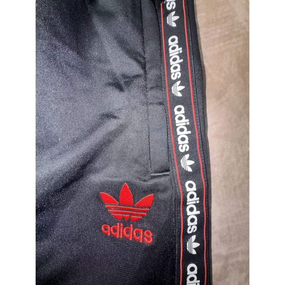NWT Boys Adidas Originals Trefoil Lifestyle Shorts Black/Red IX1852 Size XL